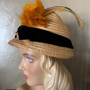 ENCHANTING 1940s' NATURAL STRAW HAT WITH VELOUR AND FEATHER TRIM